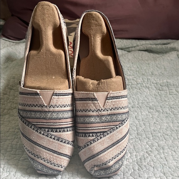BOBs Women's Pink Striped Slip-On Shoes - Picture 2 of 3